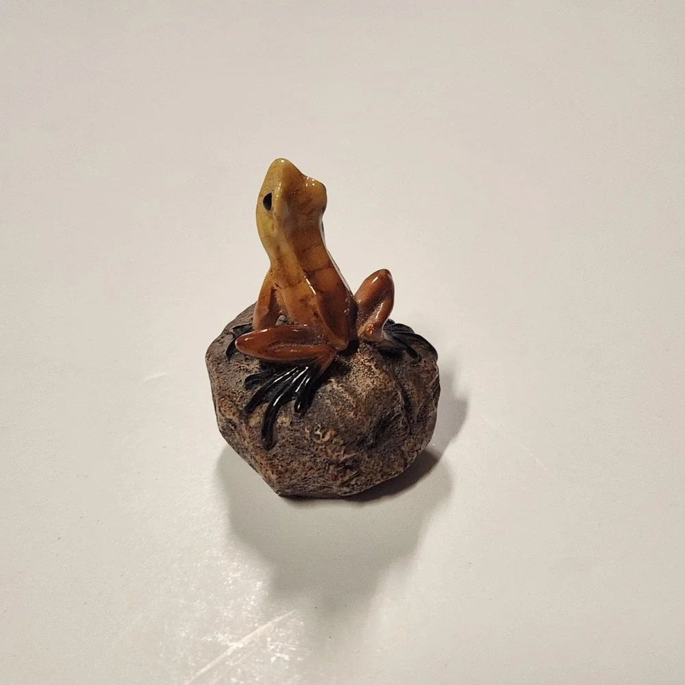 Realistic Miniature Frog on Rock Figurine Brown Tan Resin Nature Decor 1.5 Inch‎